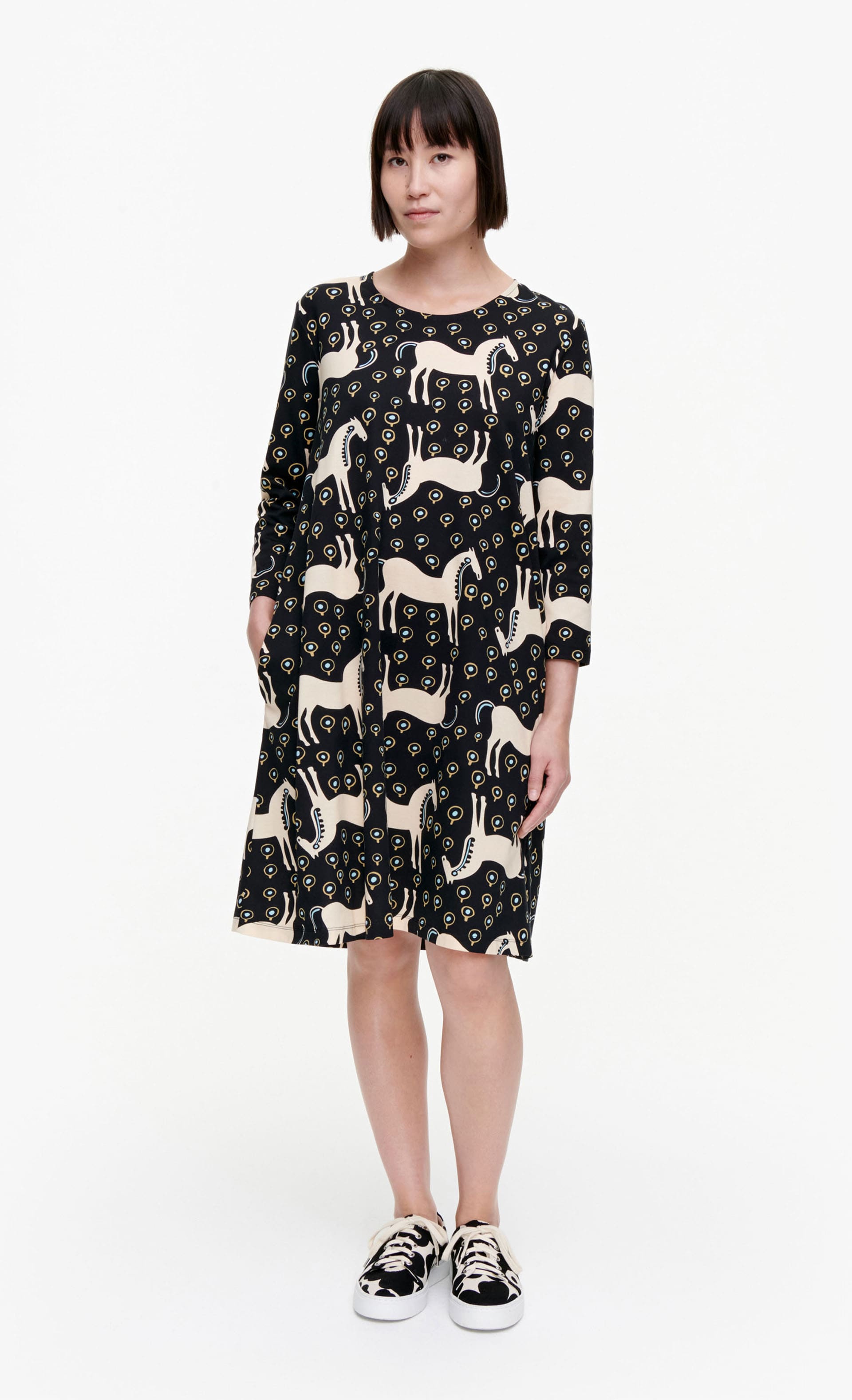 日本限定 Aretta Musta Tamma ワンピース Maija Isola Marimekko マリメッコ 日本公式オンラインストア 日本限定 Aretta Musta Tamma ワンピース Maija Isola Marimekko マリメッコ 日本公式オンラインストア