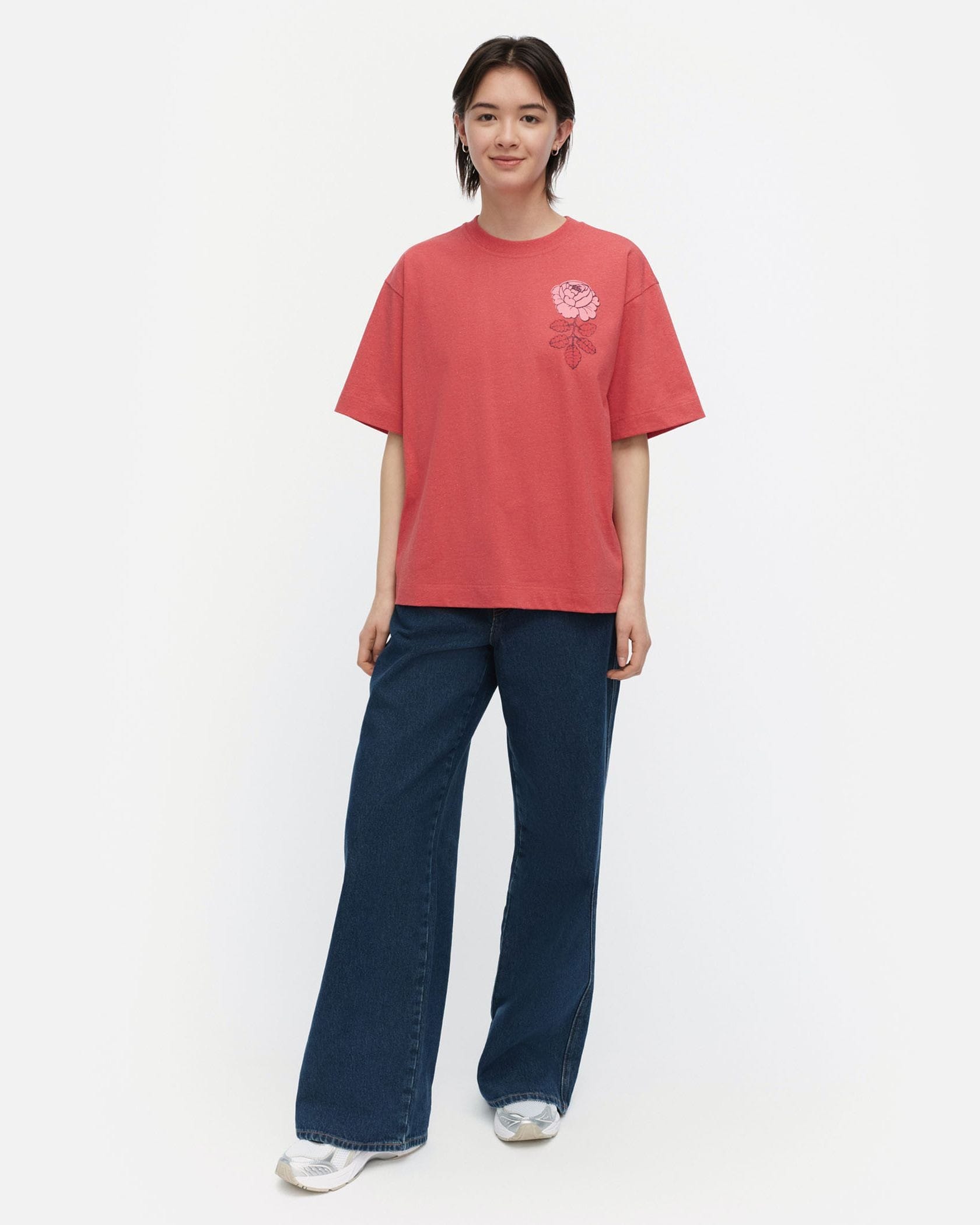 【一部店舗・オンラインストア限定】Risut Vihkiruusu Placement Tシャツ